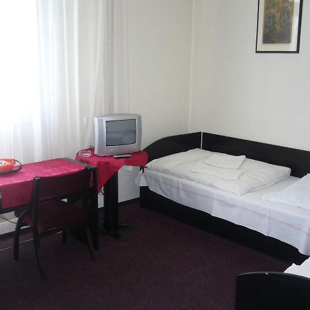 Hotel Posta Benesov  Kamer foto