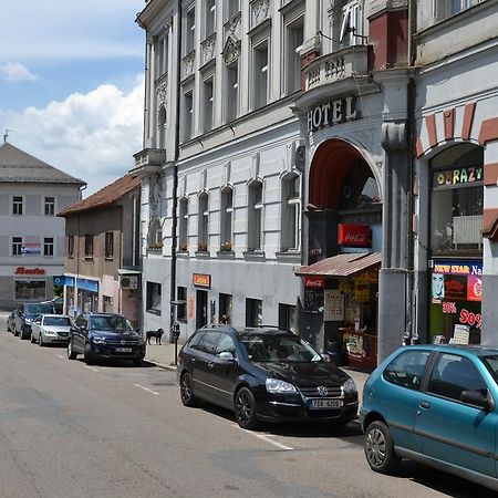 Hotel Posta Benesov  Buitenkant foto