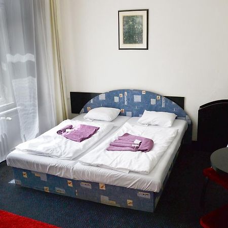 Hotel Posta Benesov  Buitenkant foto