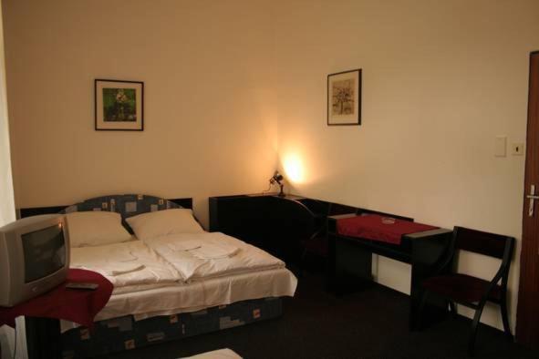 Hotel Posta Benesov  Buitenkant foto