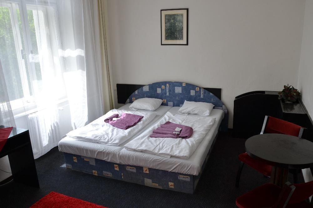 Hotel Posta Benesov  Buitenkant foto