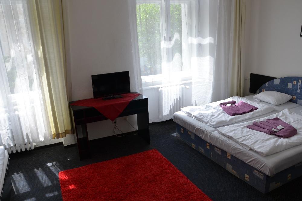 Hotel Posta Benesov  Buitenkant foto