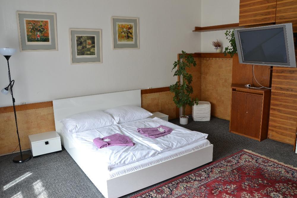 Hotel Posta Benesov  Buitenkant foto