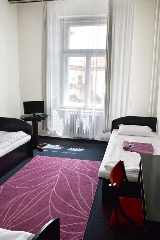 Hotel Posta Benesov  Buitenkant foto