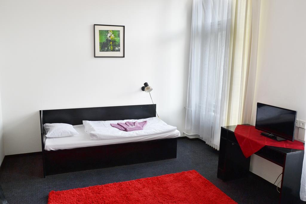 Hotel Posta Benesov  Buitenkant foto