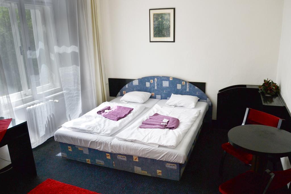 Hotel Posta Benesov  Buitenkant foto