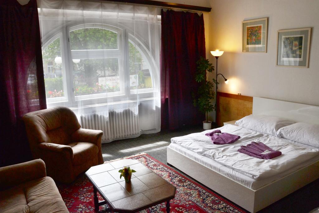 Hotel Posta Benesov  Buitenkant foto