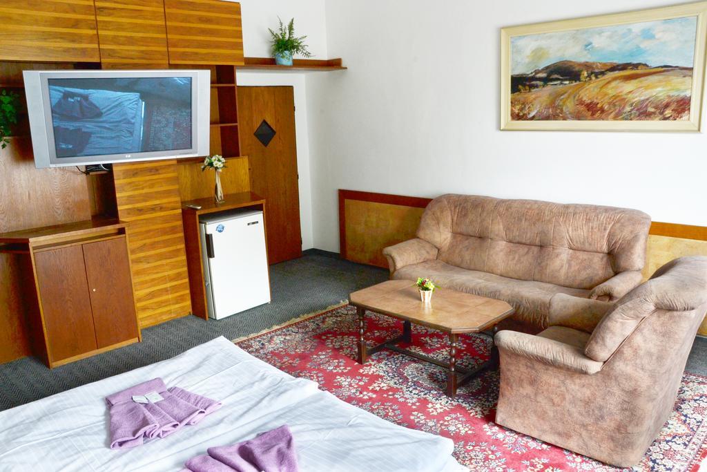 Hotel Posta Benesov  Buitenkant foto