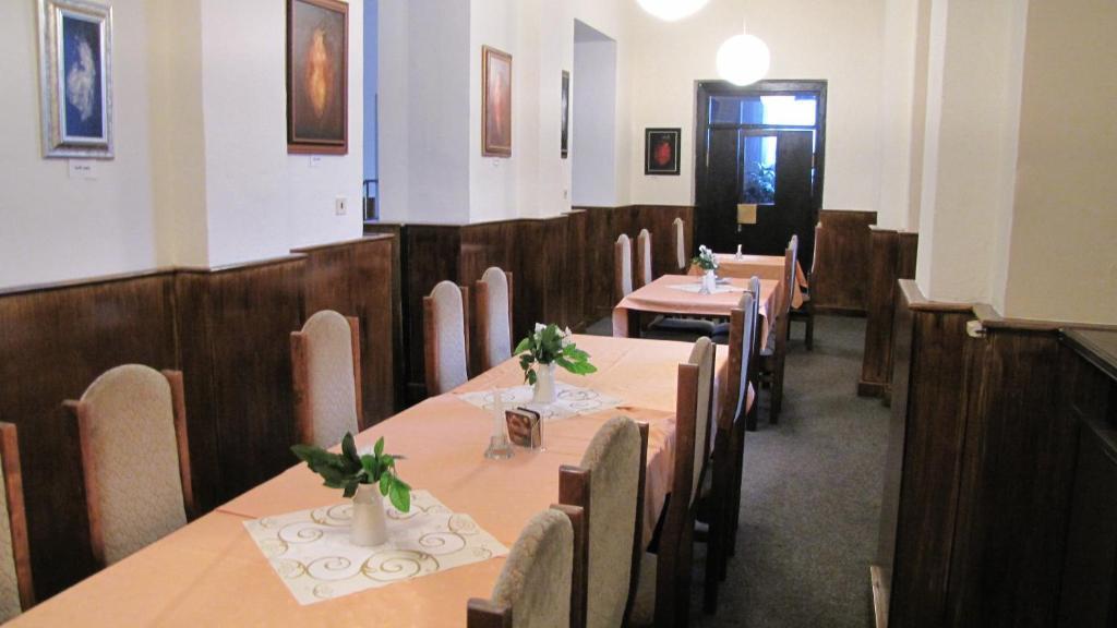 Hotel Posta Benesov  Buitenkant foto