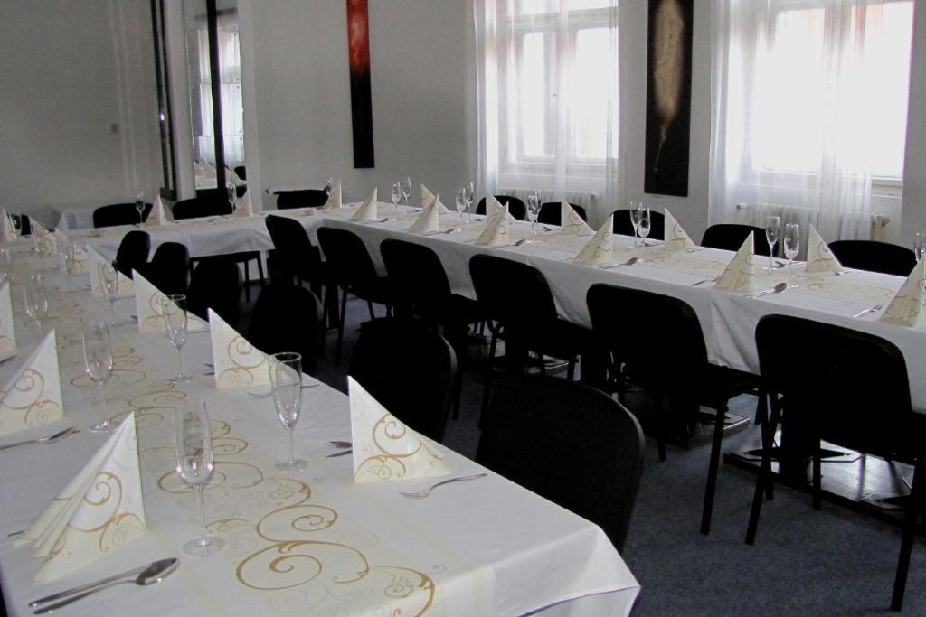 Hotel Posta Benesov  Buitenkant foto